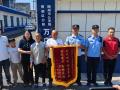 陽光下的守護(hù)｜錦旗映初心！隨州公安民警助失散18年家庭團(tuán)圓