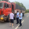 路警聯(lián)動嚴(yán)查超限，G107線違法車輛落網(wǎng)