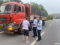路警聯(lián)動嚴(yán)查超限，G107線違法車輛落網(wǎng)