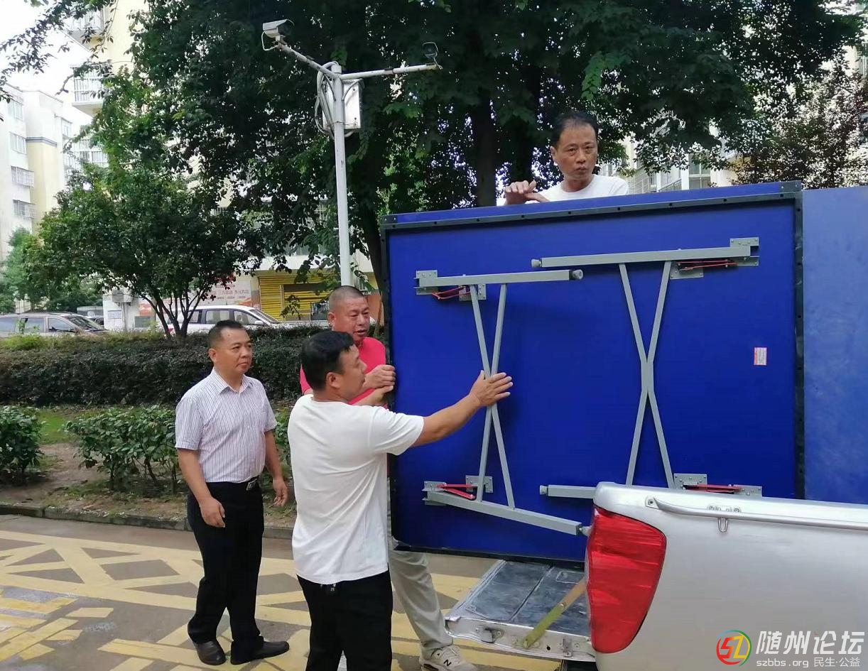 區(qū)城投公司向南郊街道擂鼓墩社區(qū)捐贈健身器材