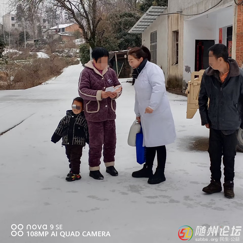 劉慶慶發(fā)放極端天氣健康手冊.jpg